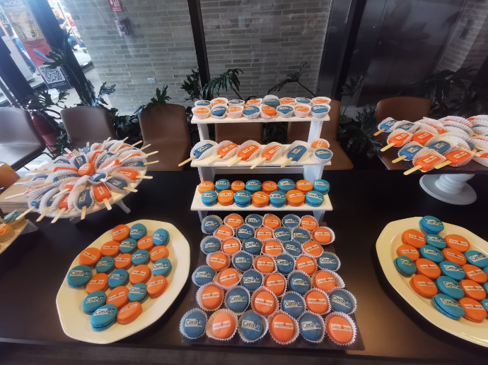 Pastelería y petit fours gourmet servidos en evento corporativo Kenkko